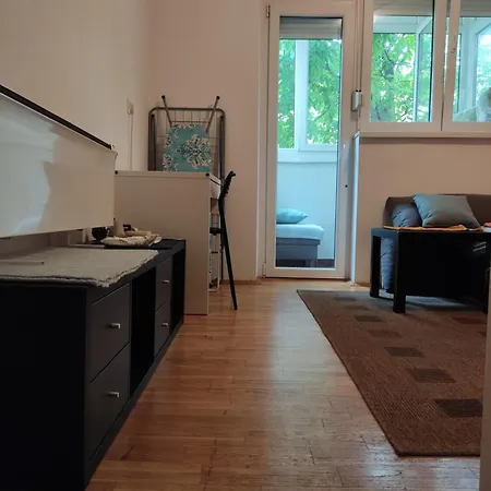 Quiet Center Oasis - In The Shade Of Walnut Apartment